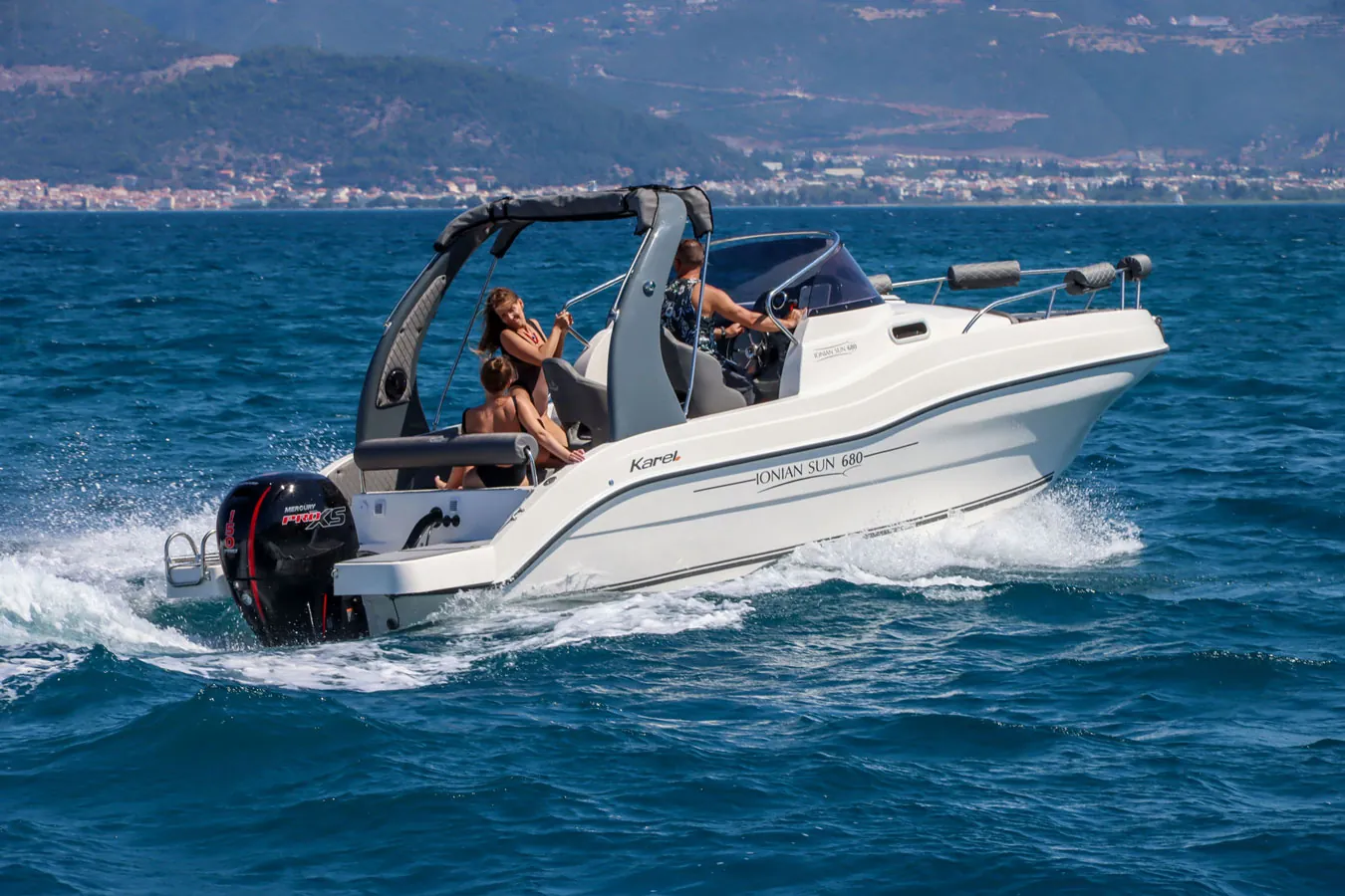 Karel Ionian Sun 680 Motorboot auf dem Meer