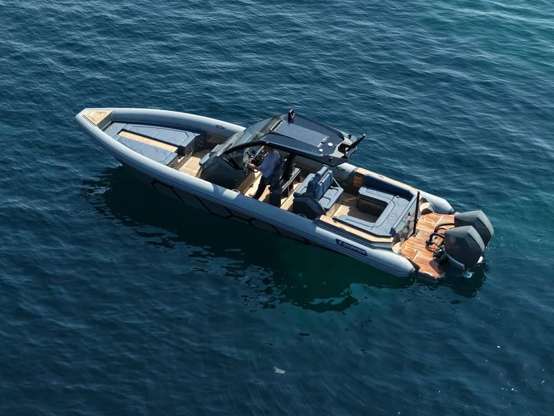 Skipper ACE 360 RIB auf See, Luftaufnahme