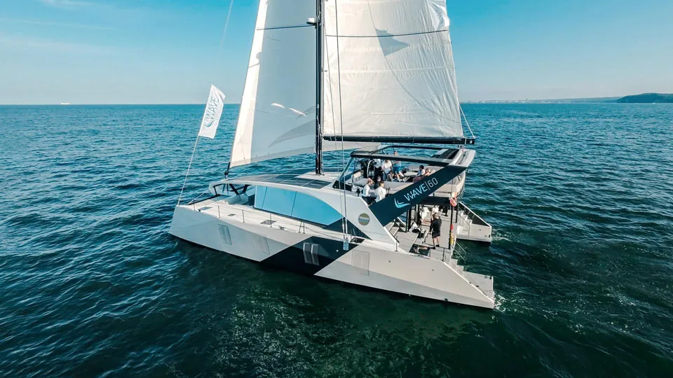 Wave 60 Segelkatamaran auf dem Meer